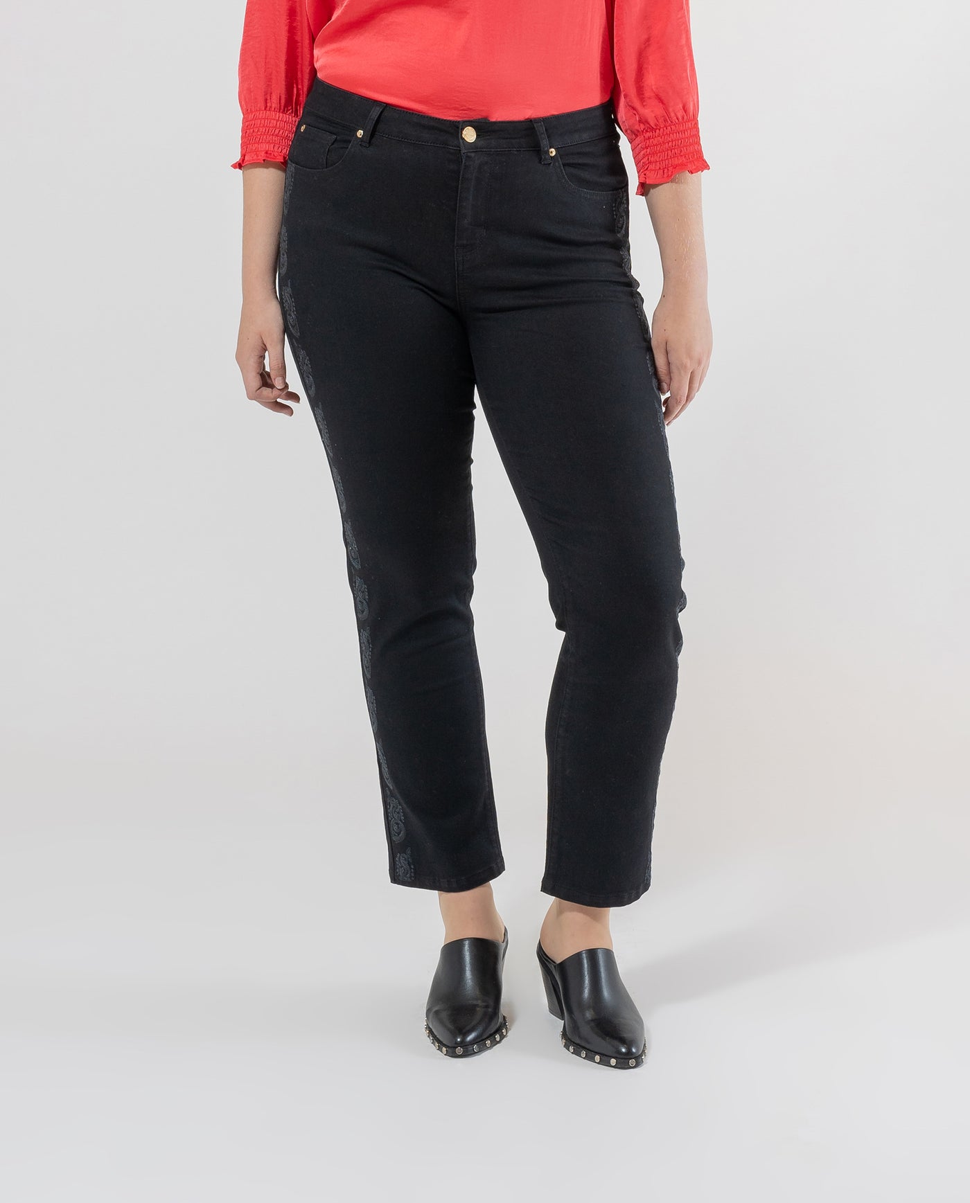 PANTALON DENIM CON DETALLE BORDADO EN LATERAL NEGRO