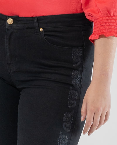 PANTALON DENIM CON DETALLE BORDADO EN LATERAL NEGRO