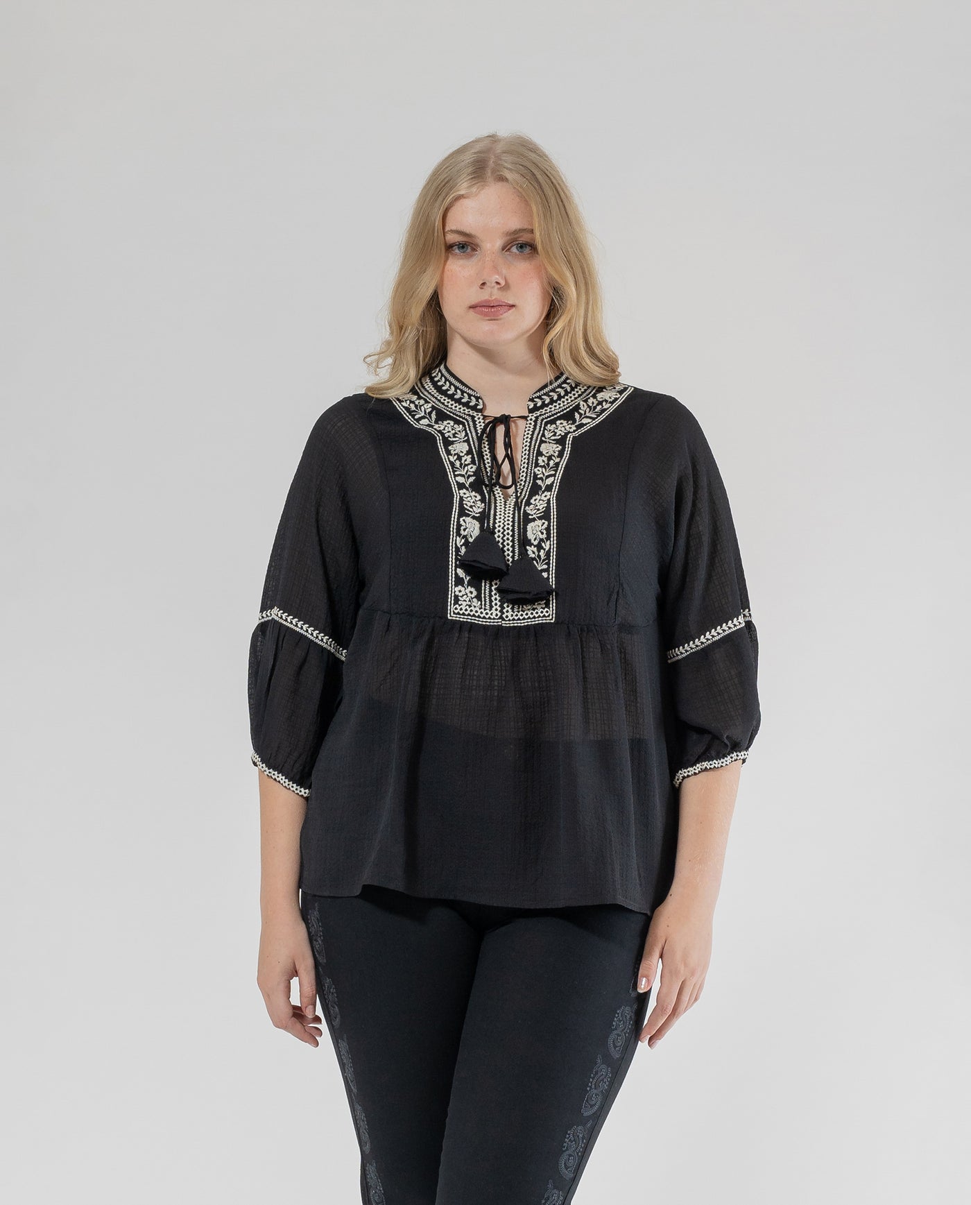 BLUSA CUELLO MAO Y ESCOTE PICO  NEGRO