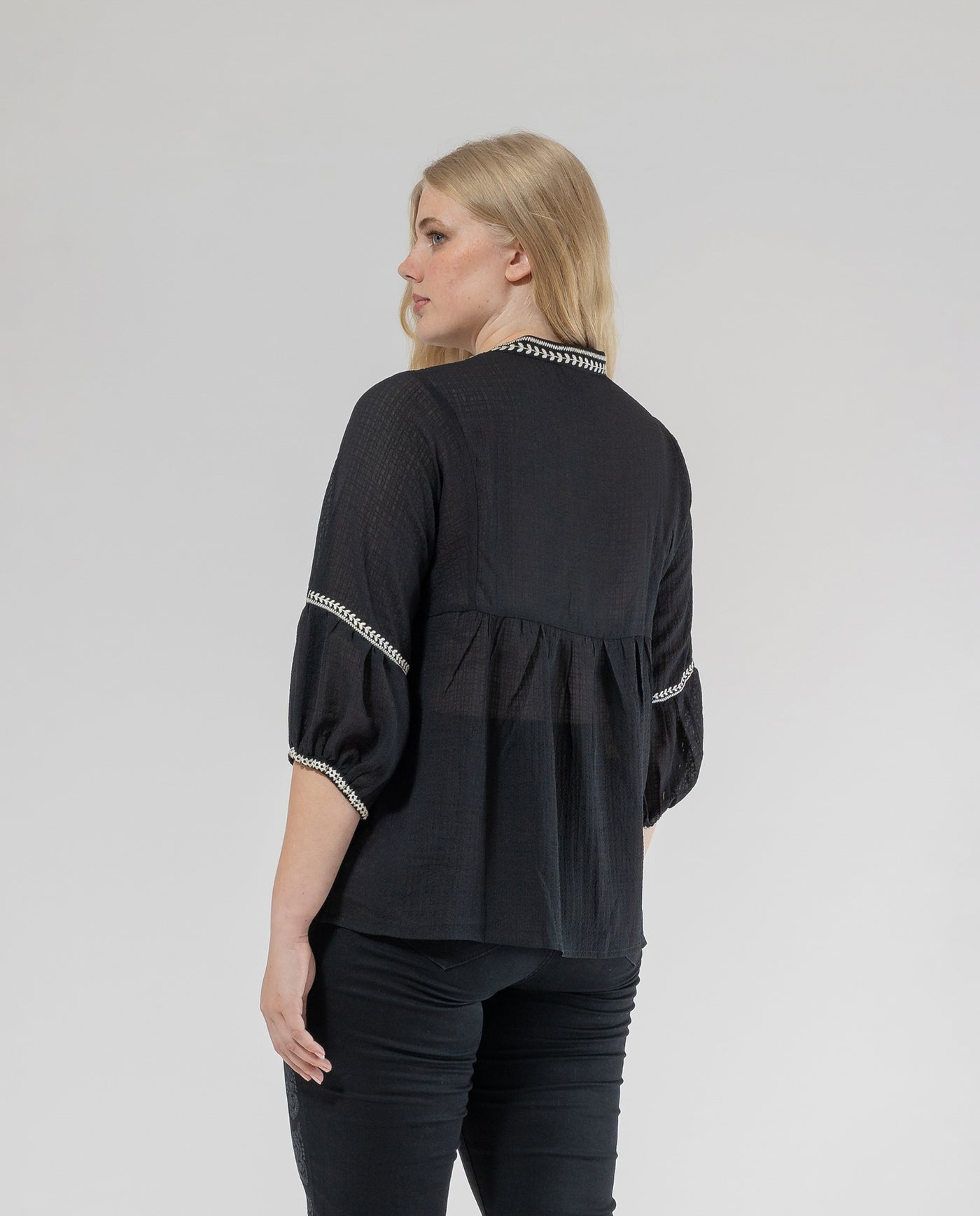 BLUSA CUELLO MAO Y ESCOTE PICO  NEGRO