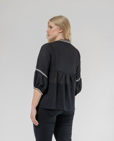 BLUSA CUELLO MAO Y ESCOTE PICO  NEGRO