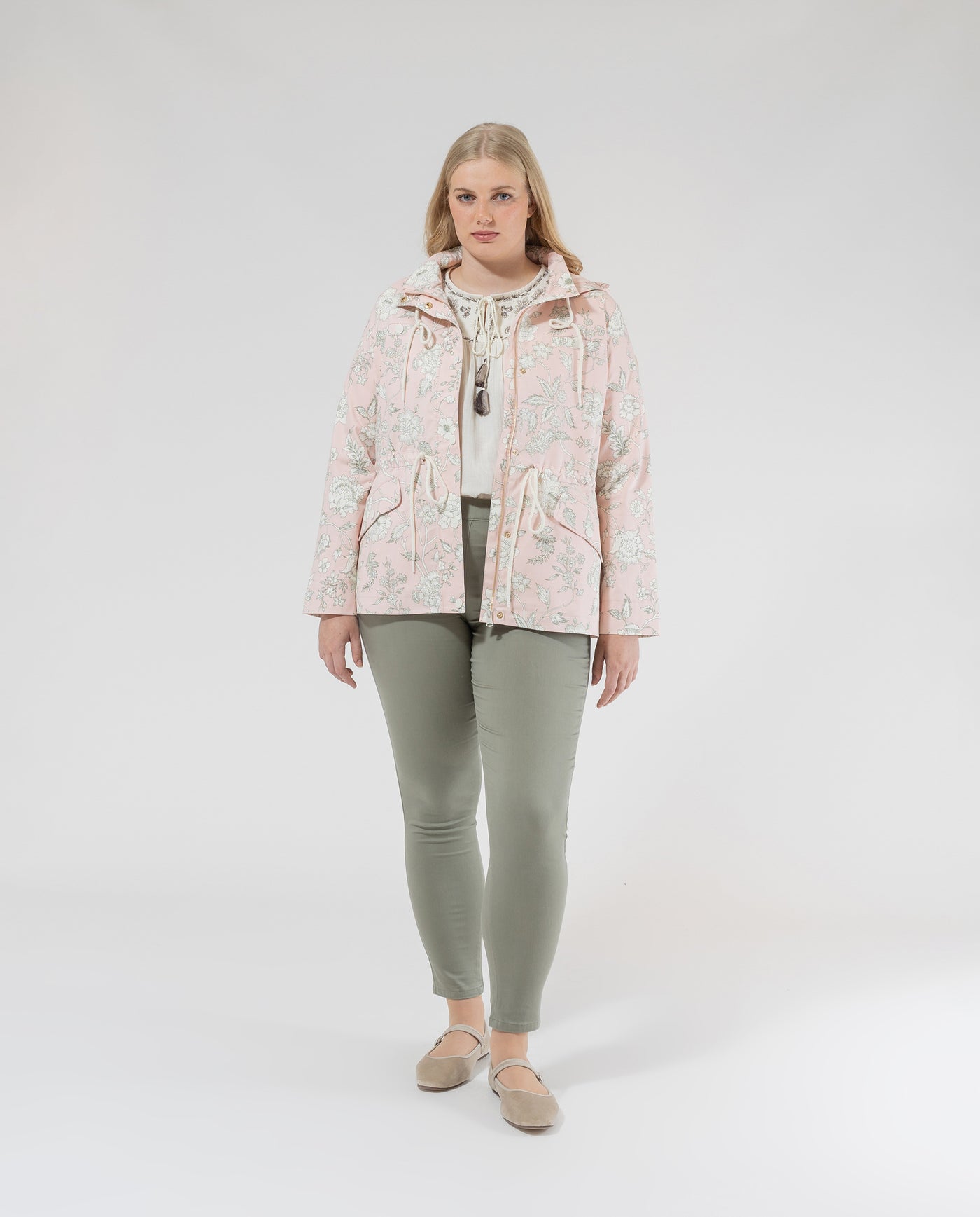 PARKA CON CAPUCHA Y BOLSILLOS PLASTRON BEIGE