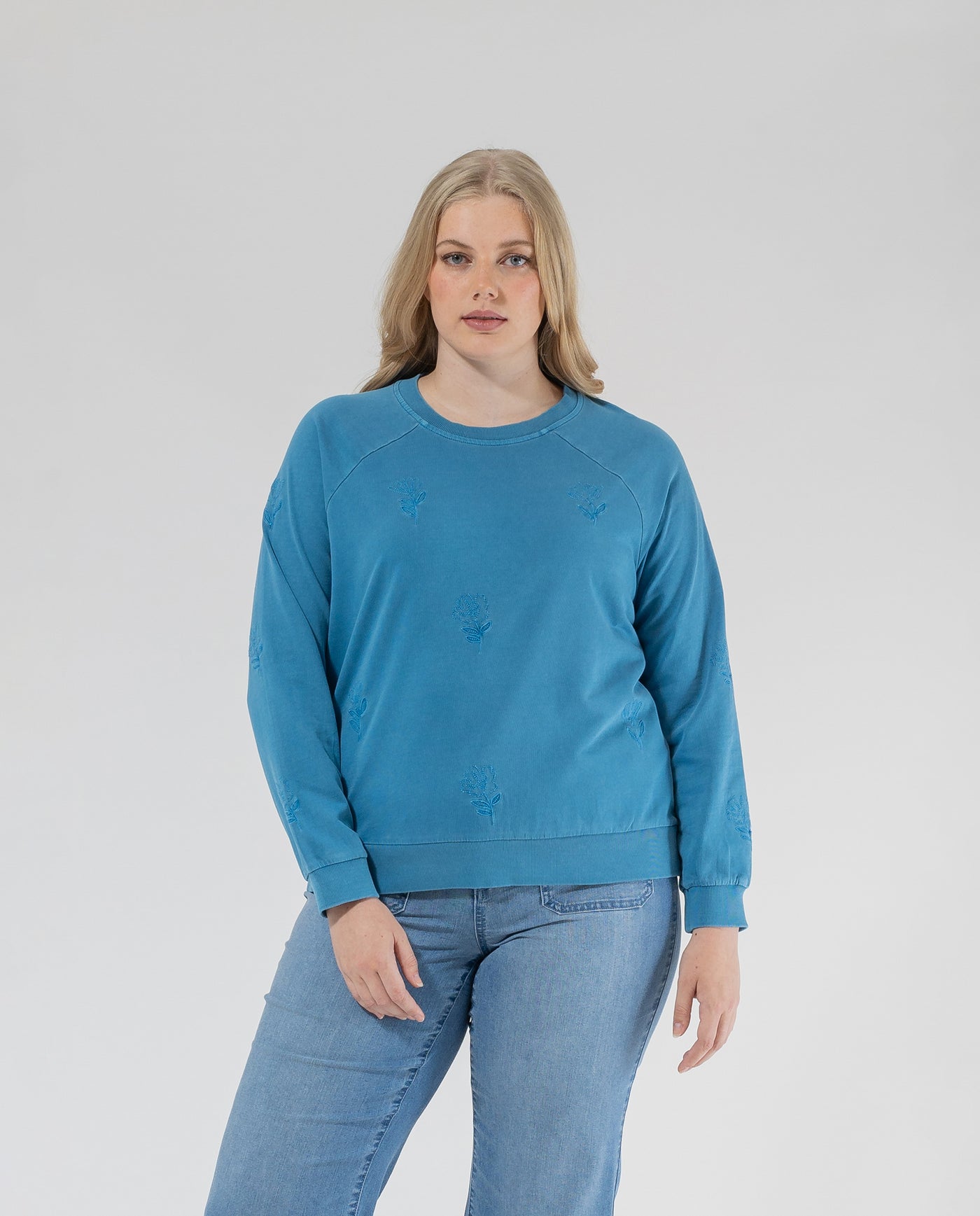 SUDADERA TINTE EN PRENDA CON BORDADOS. AZUL MEDIO