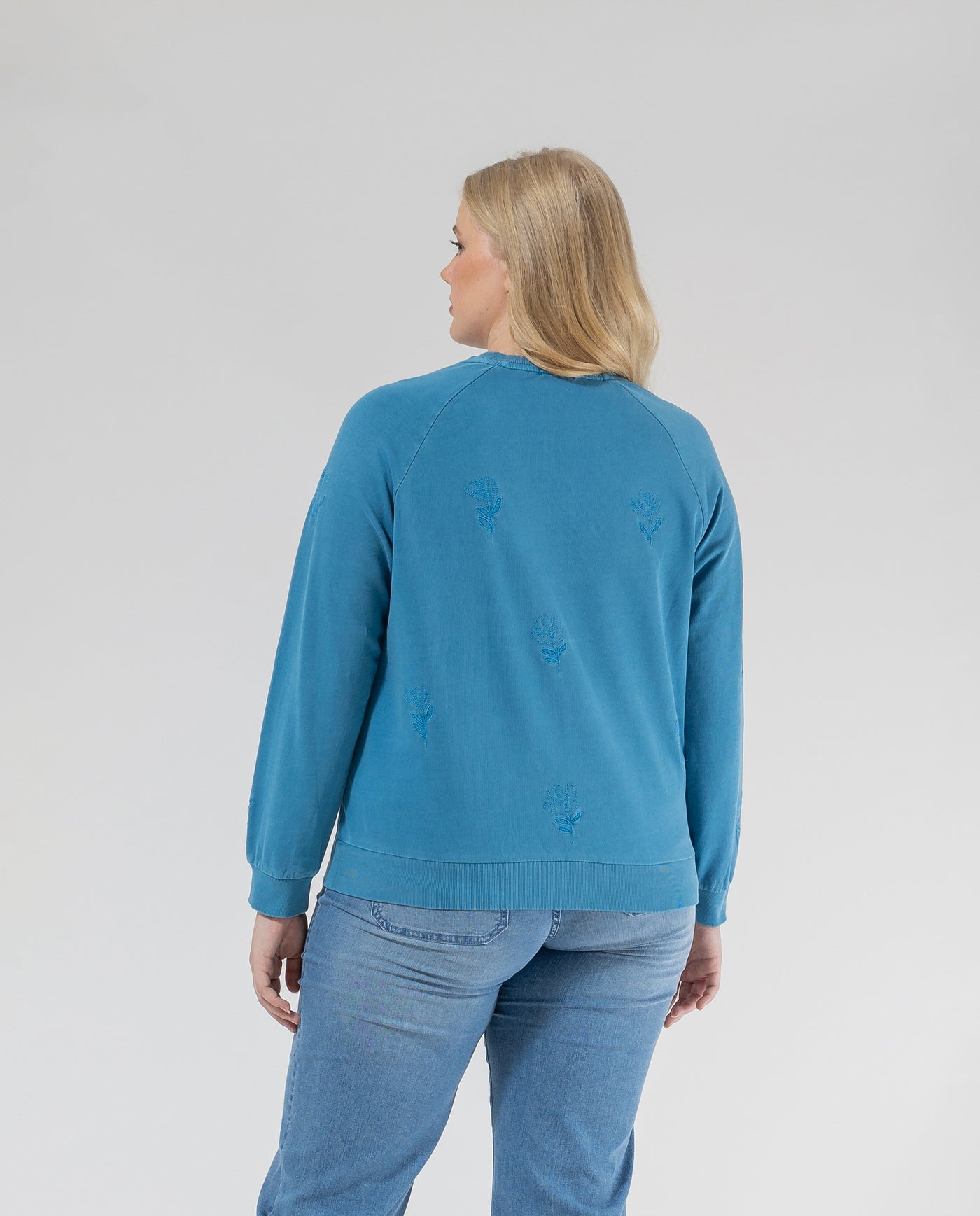 SUDADERA TINTE EN PRENDA CON BORDADOS. AZUL MEDIO