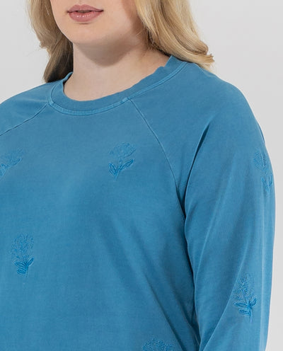 SUDADERA TINTE EN PRENDA CON BORDADOS. AZUL MEDIO