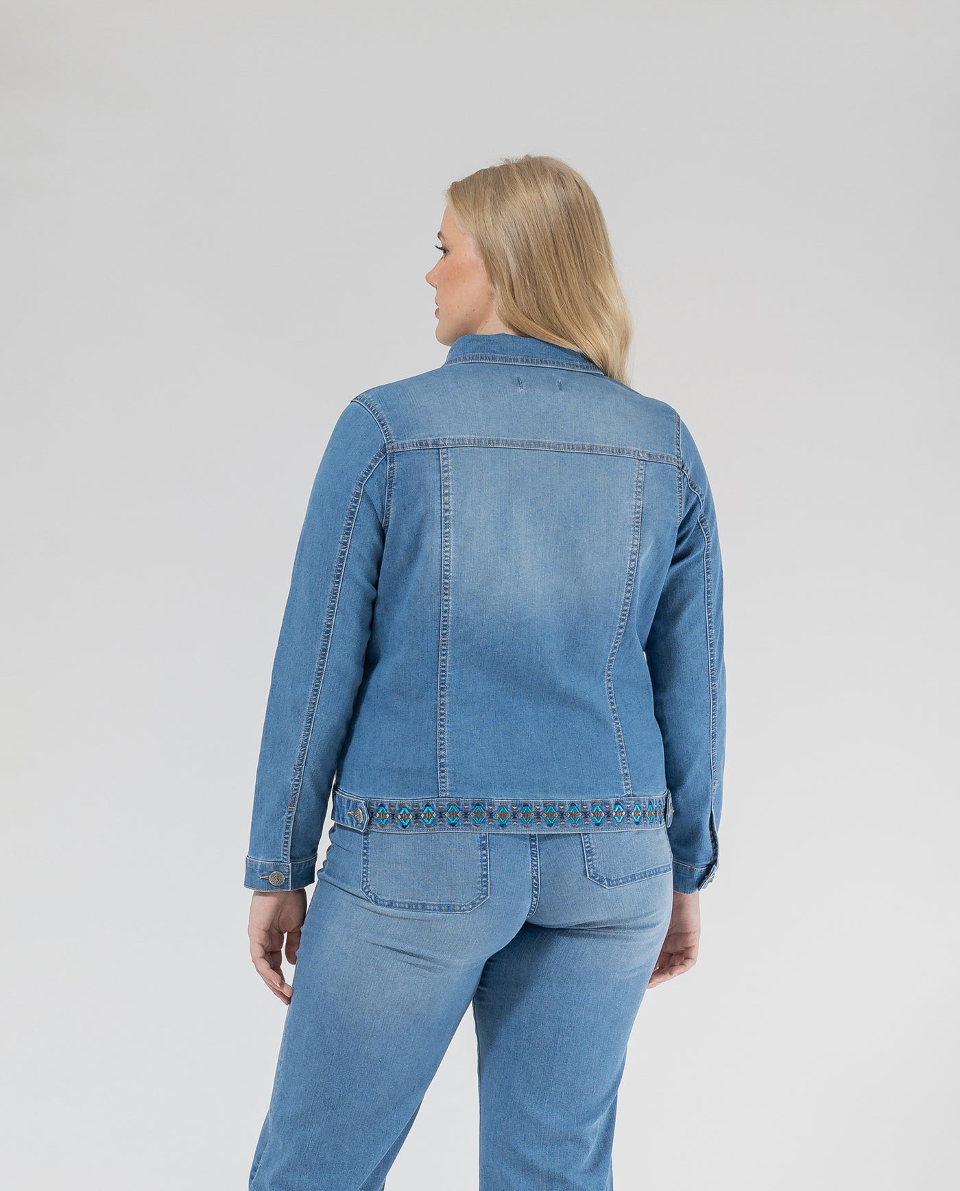 CAZADORA DENIM MANGA LARGA CON DETALLES BORDADOS. AZUL MEDIO