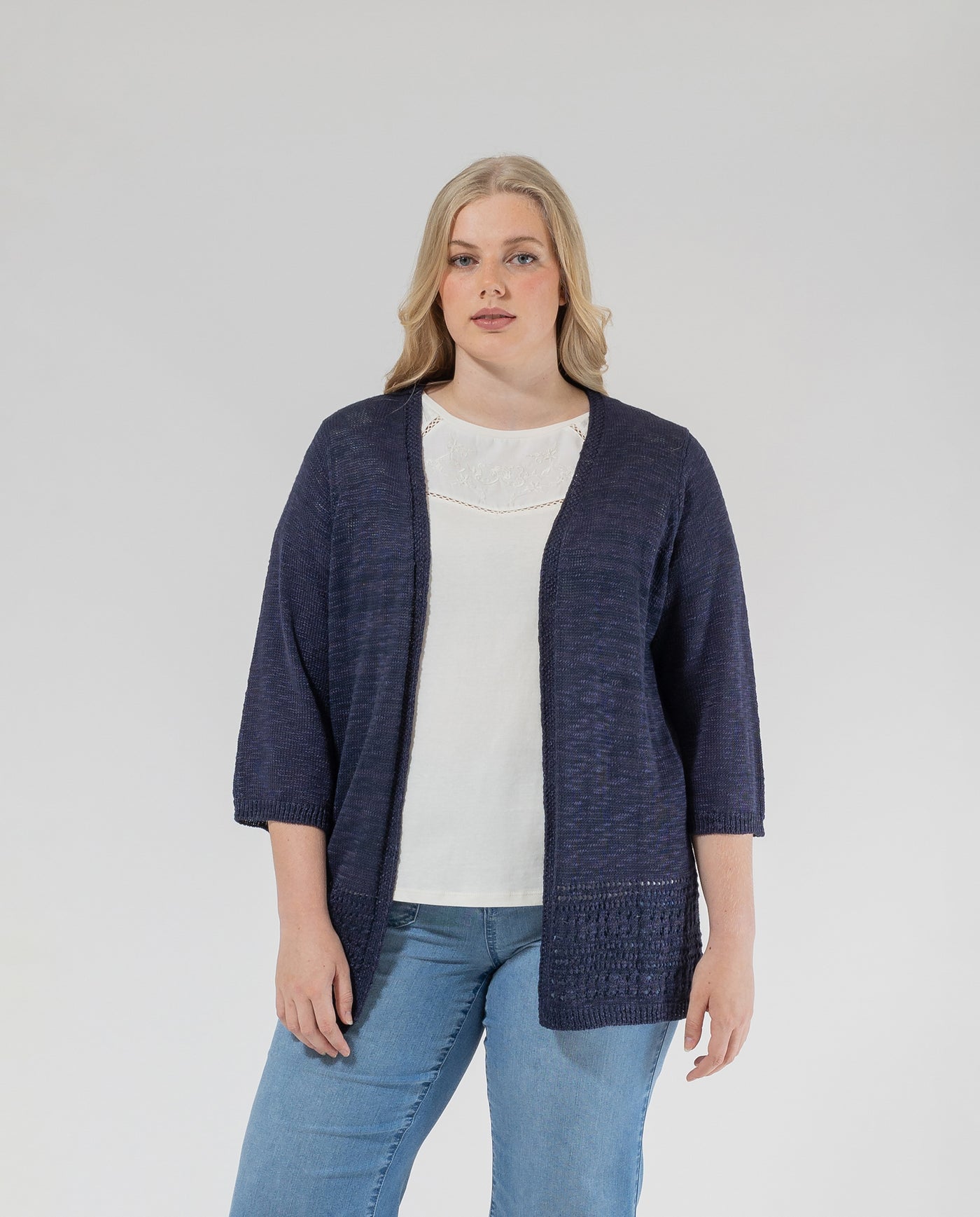 CARDIGAN LARGO MANGA TRES CUARTOS CON DISEÑO DESAGUJADO Y FLECOS AZUL MARINO