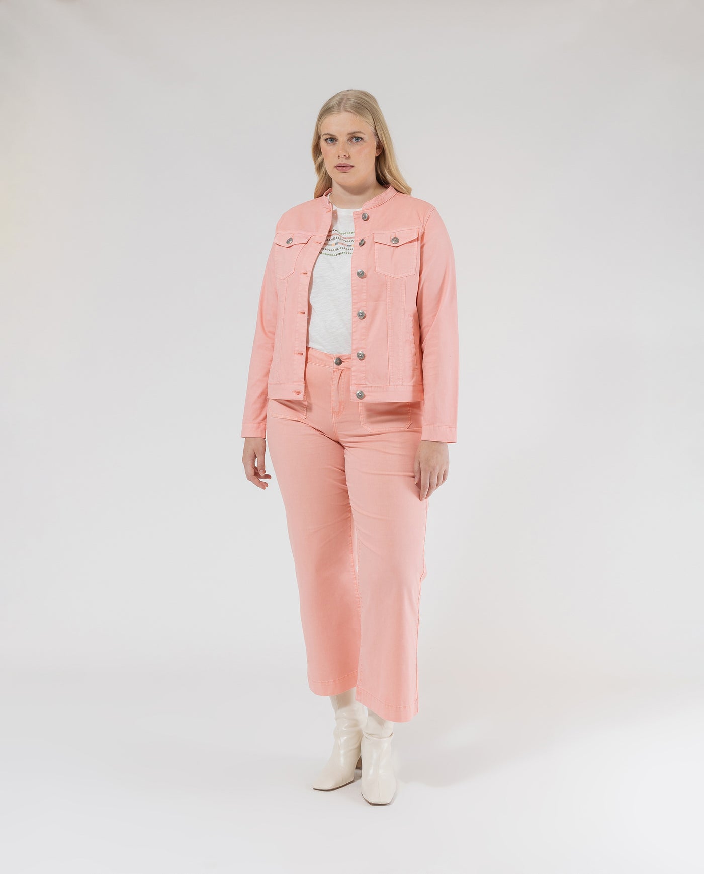 PANTALON LARGO CON BOLSILLOS PLASTRON ROSA