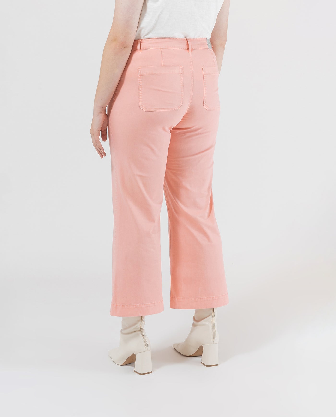 PANTALON LARGO CON BOLSILLOS PLASTRON ROSA