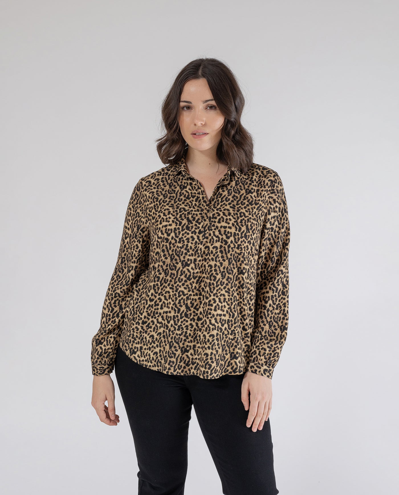 BLUSA LEOPARDO CUELLO SOLAPA NEGRO