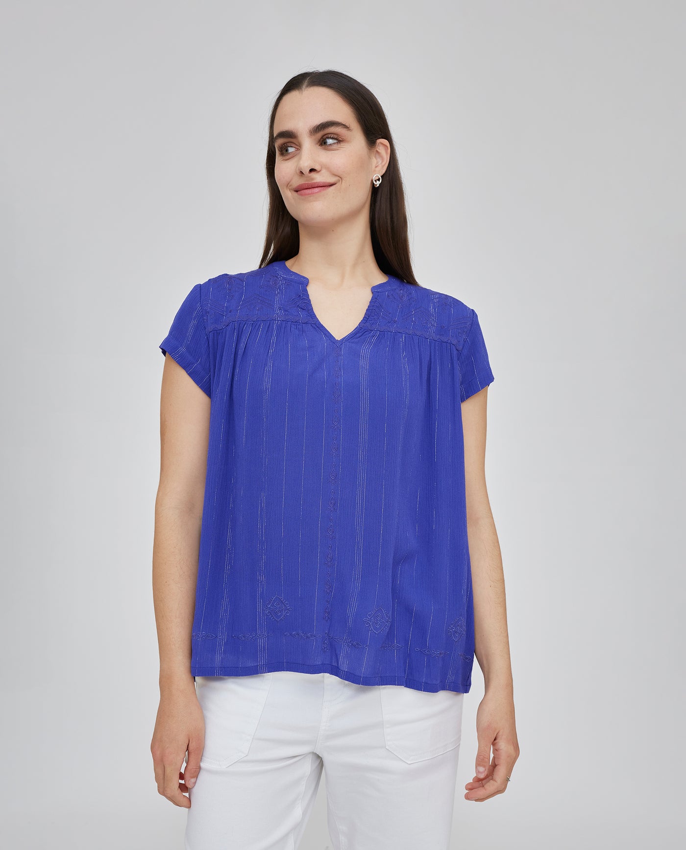 BLUSA CUELLO MAO Y MANGA CORTA CON BORDADO AL TONO AZUL