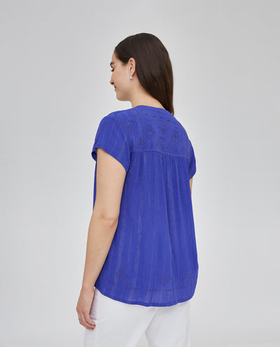 BLUSA CUELLO MAO Y MANGA CORTA CON BORDADO AL TONO AZUL