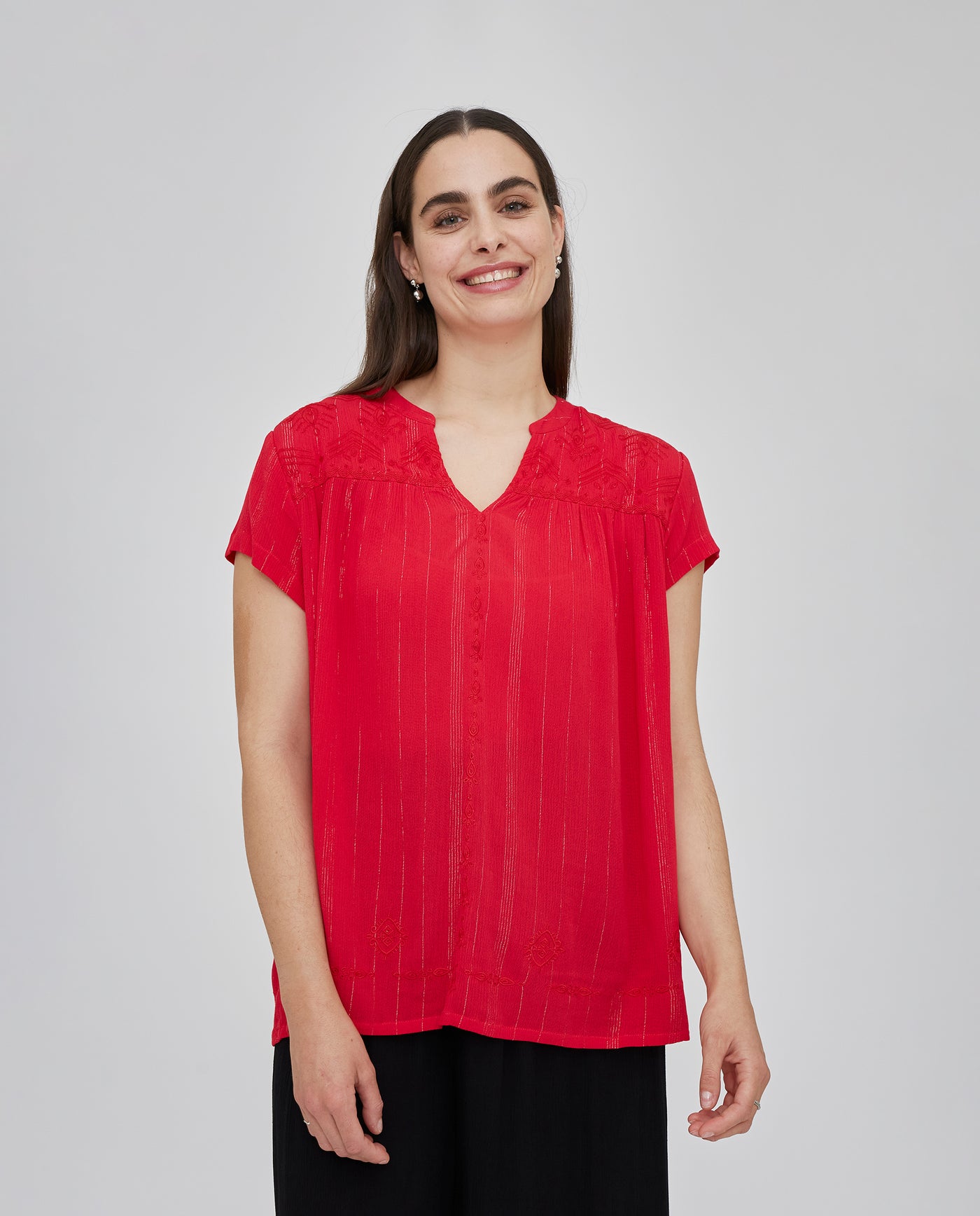 BLUSA CUELLO MAO Y MANGA CORTA CON BORDADO AL TONO ROJO