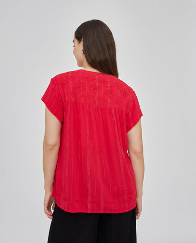 BLUSA CUELLO MAO Y MANGA CORTA CON BORDADO AL TONO ROJO