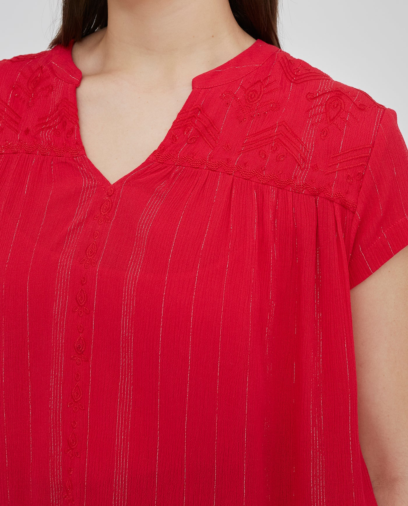 BLUSA CUELLO MAO Y MANGA CORTA CON BORDADO AL TONO ROJO