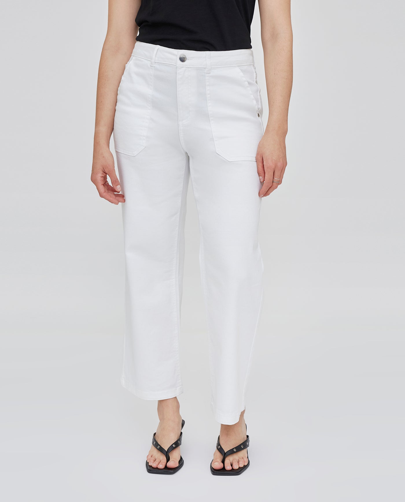 PANTALÓN CAPRI CON BOLSILLOS PLASTRON BLANCO