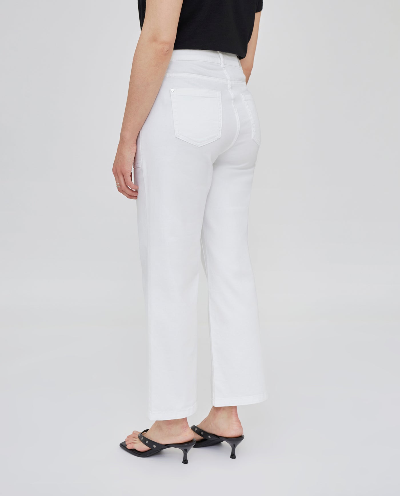 PANTALÓN CAPRI CON BOLSILLOS PLASTRON BLANCO