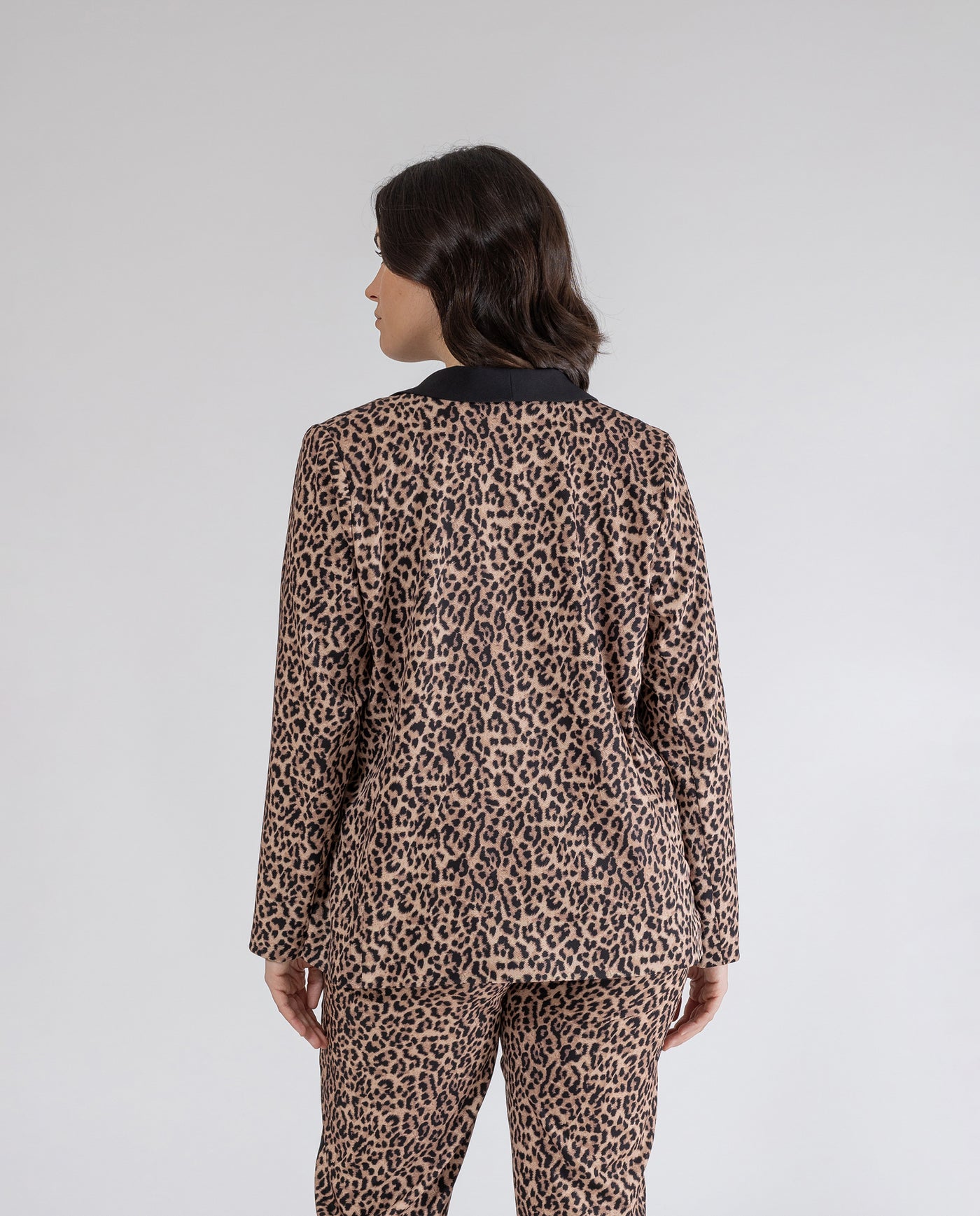 CHAQUETA ESTAMPADO LEOPARDO SOLAPA EN COLOR DE CONTRASTE  NEGRO