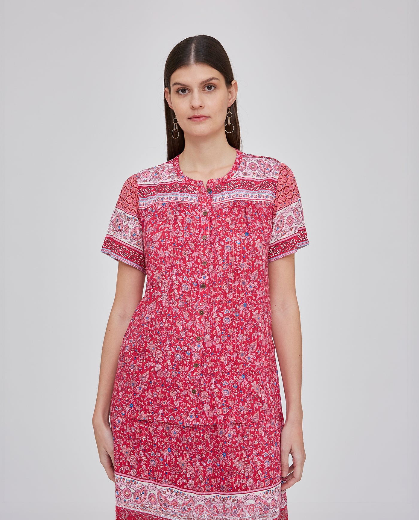 BLUSA ESTAMPADA CUELLO MAO Y MANGA CORTA  ROSA