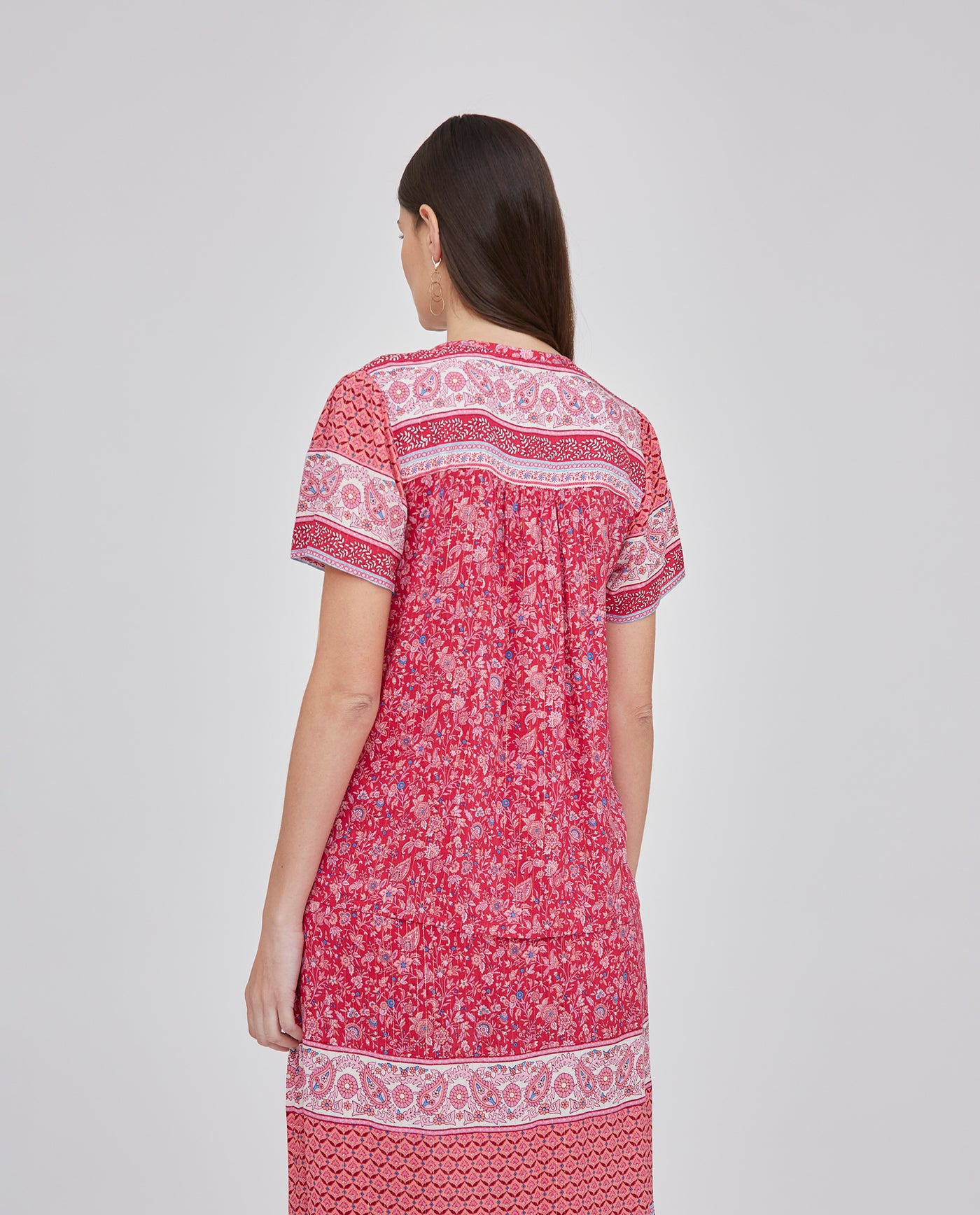 BLUSA ESTAMPADA CUELLO MAO Y MANGA CORTA  ROSA