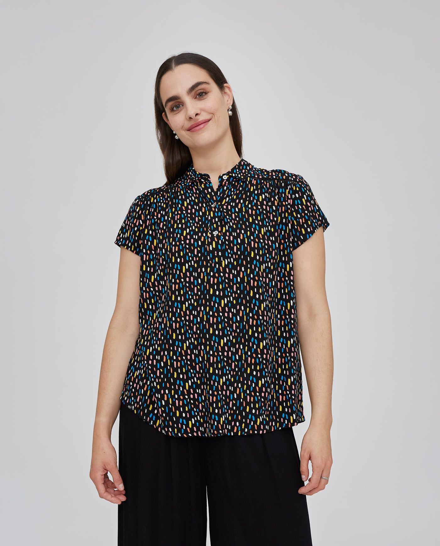 BLUSA CUELLO SOLAPA CON MANGA CORTA NEGRO