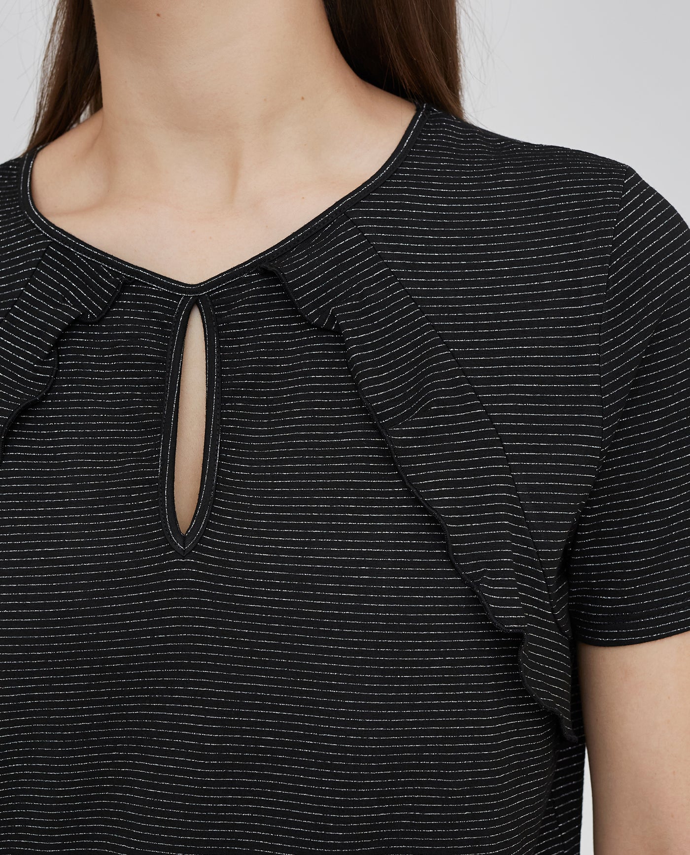 BLACK T-SHIRT WITH RUFFLES ON THE FRONT AND OPENING